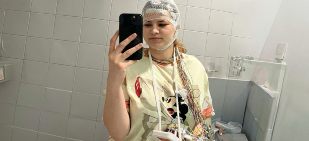 Pomôžme Amande, ktorú čaká operácia mozgu, otcovi s rakovinou a ležiacemu bratovi. Táto rodina bojuje s tromi ťažkými diagnózami.