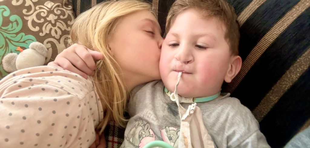 ABY DAMIENKA NEMUSELA NOSIŤ NA RUKÁCH. POMÔŽME DAMIENKOVI A JEHO MAMKE ZABEZPEČIŤ ZDRAVOTNÉ POMÔCKY, KTORÉ MU VÝRAZNE ZJEDNODUŠIA ŽIVOT.