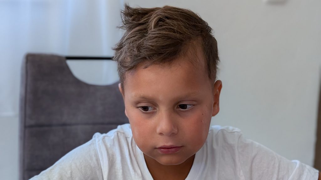 Aktuálne: Dominik je už doma po ďalšej operácii mozgu. Teraz potrebuje nabrať silu na ďalšiu liečbu a domov, kam sa môže vrátiť.